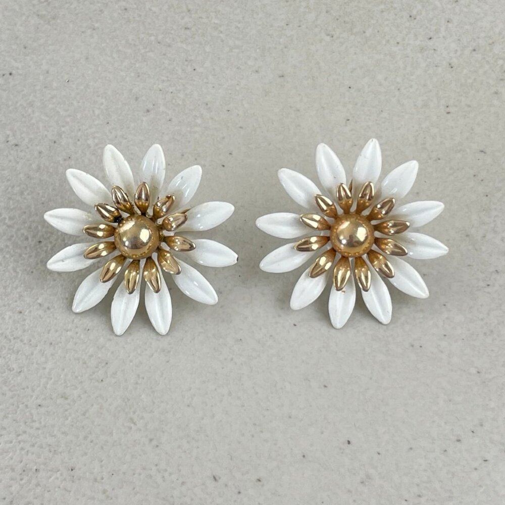 Vintage daisy Earrings 1980s Clip Back White Gold Flower Earrings Sarah Coventry